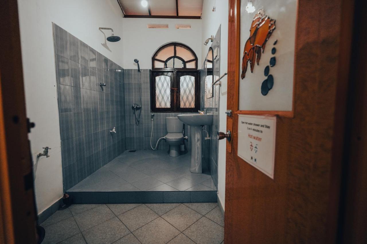 Lilly Palace Villa Guest House Negombo Bagian luar foto